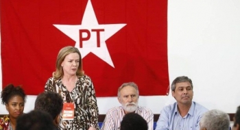 Gleisi Hoffmann é reeleita presidente do PT